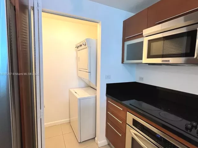 2-bedroom condo for sale in Miami - 244 Biscayne Blvd 2609 - MondialRealty