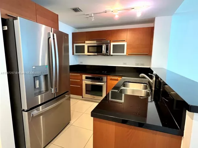 2-bedroom condo for sale in Miami - 244 Biscayne Blvd 2609 - MondialRealty