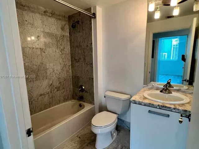 2-bedroom condo for sale in Miami - 244 Biscayne Blvd 2609 - MondialRealty