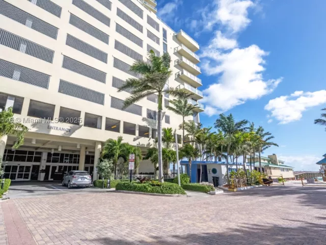 2-bedroom condo for rent in Sunny Isles Beach - 16699 Collins Ave 3306 - MondialRealty