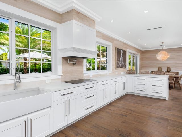 Home for sale at 2575 Pine Tree Dr - photo 5790316