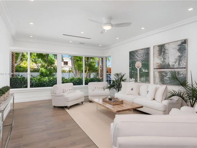 Home for sale at 2575 Pine Tree Dr - photo 5790320