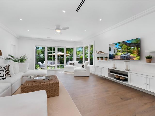 Home for sale at 2575 Pine Tree Dr - photo 5790323