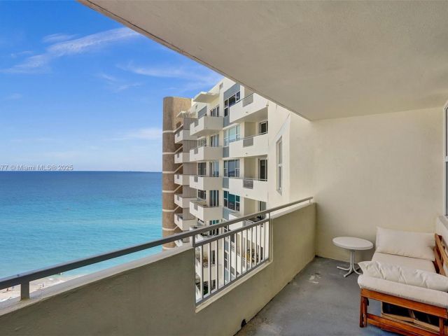 2-bedroom condo for rent in Hallandale Beach - 3180 S Ocean Dr 1504 - MondialRealty