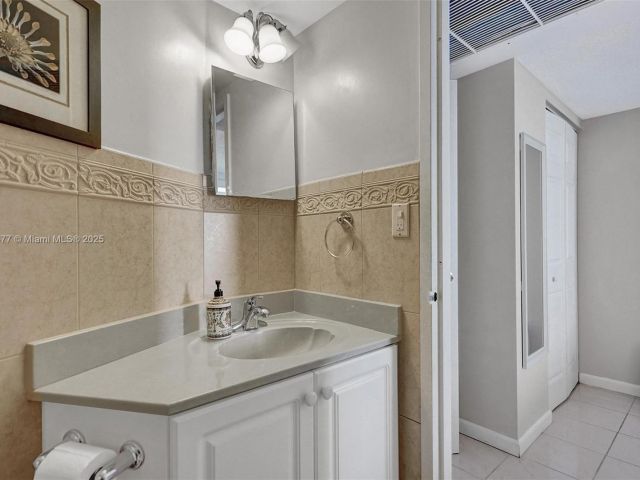 2-bedroom condo for rent in Hallandale Beach - 3180 S Ocean Dr 1504 - MondialRealty