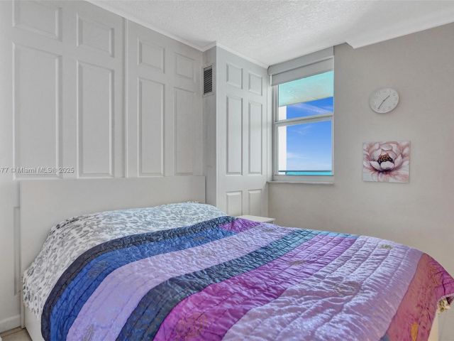 2-bedroom condo for rent in Hallandale Beach - 3180 S Ocean Dr 1504 - MondialRealty