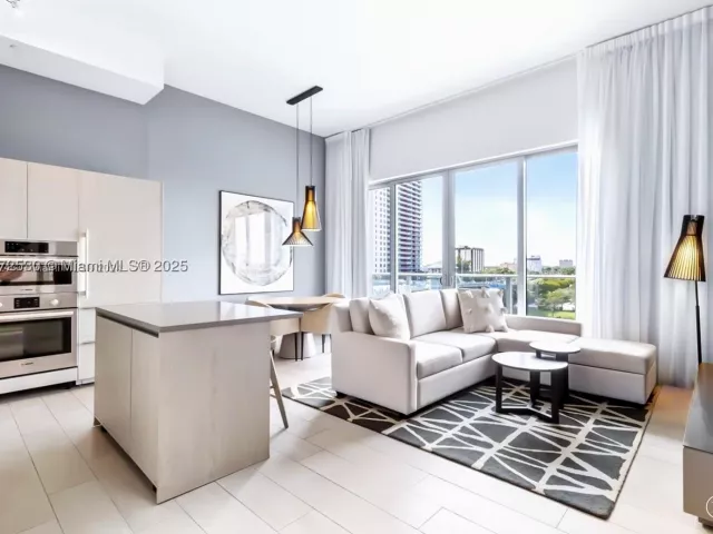 1-bedroom condo for sale in Hollywood - 4010 S Ocean Dr R406 - MondialRealty