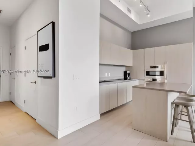 1-bedroom condo for sale in Hollywood - 4010 S Ocean Dr R406 - MondialRealty