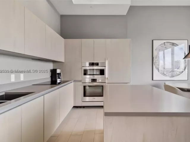 1-bedroom condo for sale in Hollywood - 4010 S Ocean Dr R406 - MondialRealty