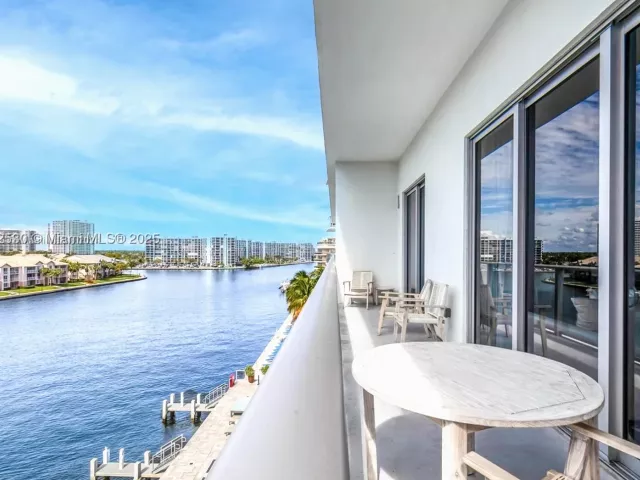 1-bedroom condo for sale in Hollywood - 4010 S Ocean Dr R406 - MondialRealty