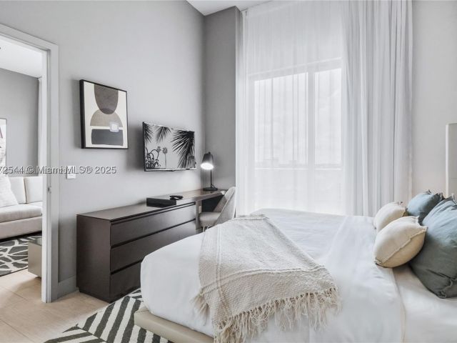 1-bedroom condo for rent in Hollywood - 4010 S Ocean Dr R406 - MondialRealty