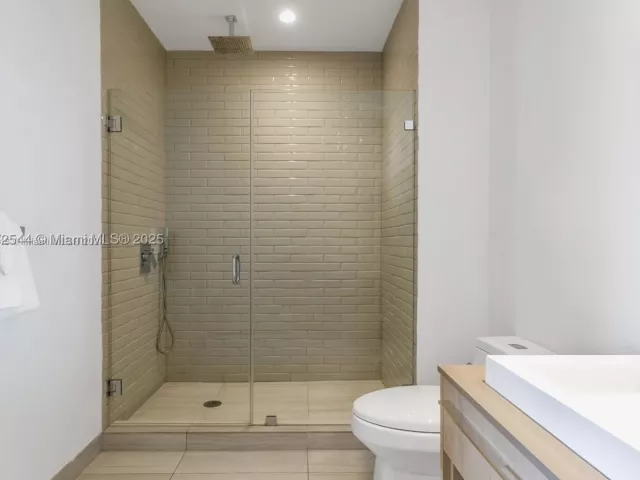 1-bedroom condo for rent in Hollywood - 4010 S Ocean Dr R406 - MondialRealty