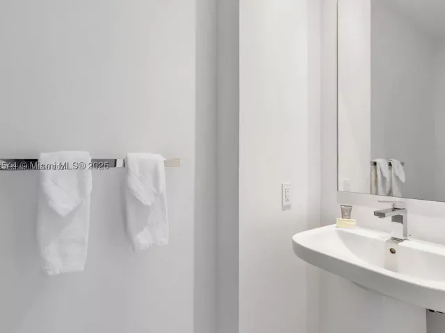 1-bedroom condo for rent in Hollywood - 4010 S Ocean Dr R406 - MondialRealty