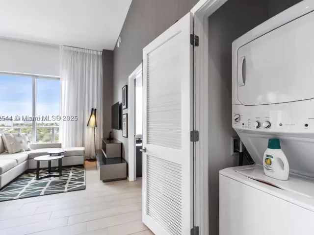 1-bedroom condo for rent in Hollywood - 4010 S Ocean Dr R406 - MondialRealty
