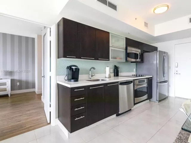 2-bedroom condo for sale in Miami - 90 SW 3rd St 4103 - MondialRealty