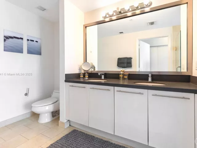 2-bedroom condo for sale in Miami - 90 SW 3rd St 4103 - MondialRealty
