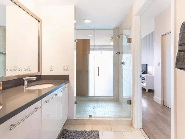 2-bedroom condo for sale in Miami - 90 SW 3rd St 4103 - MondialRealty