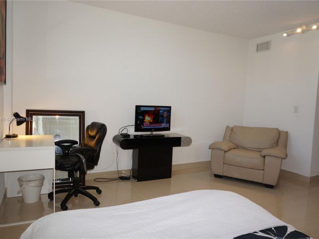 Apartment for rent  Unit # - photo 5812317