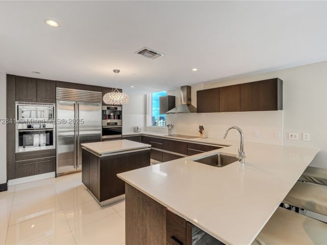 4-bedroom condo for sale in Sunny Isles Beach - 17001 Collins Ave 2508 - MondialRealty
