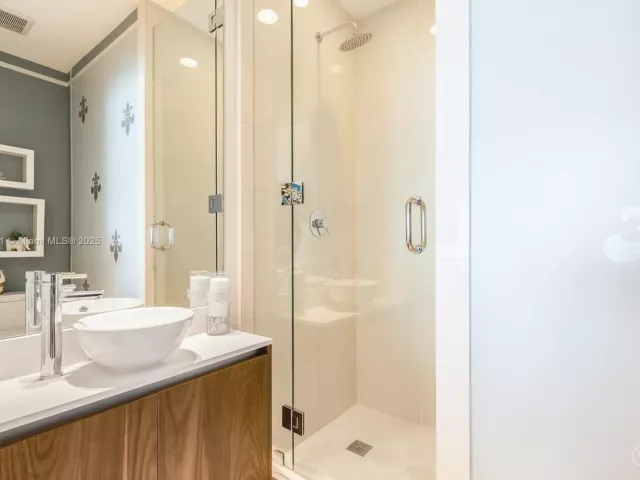 2-bedroom condo for sale in Miami - 480 NE 31 Street 3104 - MondialRealty