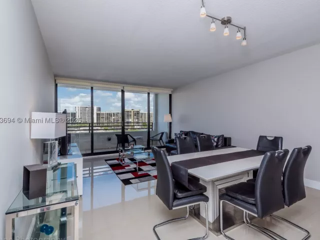 1-bedroom condo for rent in Hollywood - 3505 S Ocean Dr 504 - MondialRealty