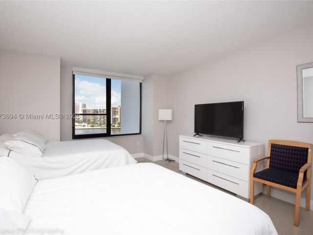 1-bedroom condo for rent in Hollywood - 3505 S Ocean Dr 504 - MondialRealty