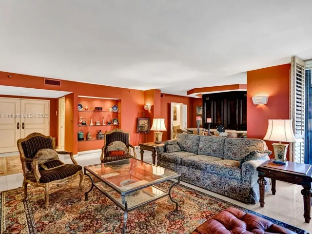 2-bedroom condo for sale in Bal Harbour - 10175 Collins Ave 404 - MondialRealty