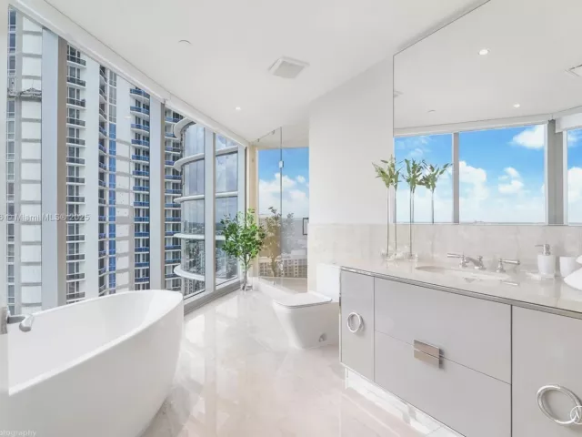 Apartment for rent  Unit #2405 - photo 5835912