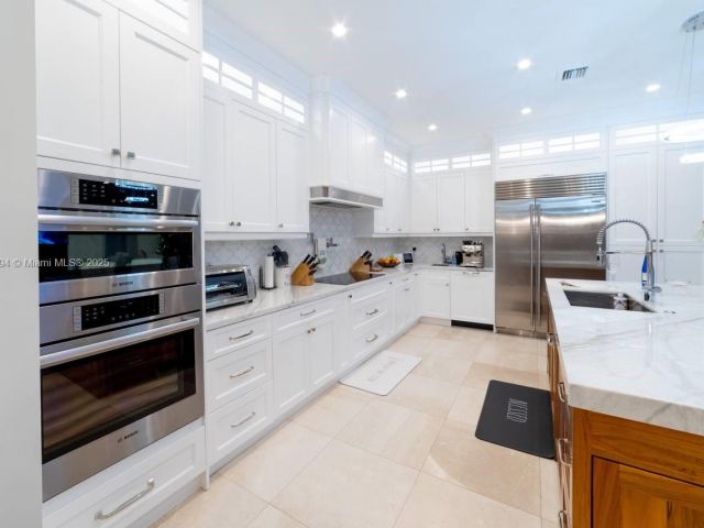 Home for rent at 2809 NE 14th Ave 2809 - photo 5833992