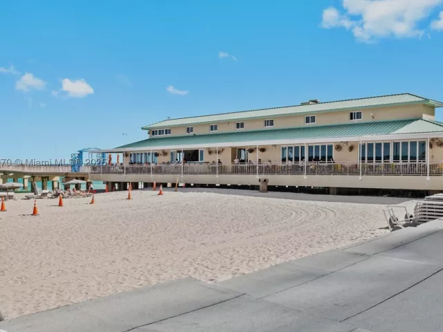 2-bedroom condo for sale in Sunny Isles Beach - 16699 Collins Ave 1607 - MondialRealty