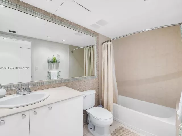 2-bedroom condo for sale in Sunny Isles Beach - 16699 Collins Ave 1607 - MondialRealty