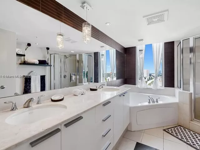 2-bedroom condo for sale in Sunny Isles Beach - 16699 Collins Ave 1607 - MondialRealty