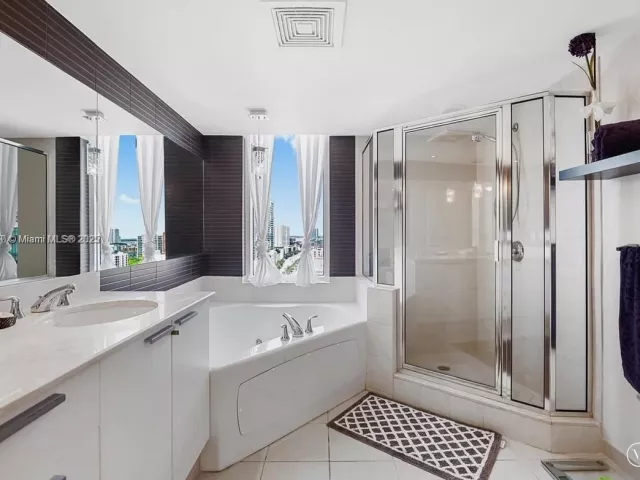 2-bedroom condo for sale in Sunny Isles Beach - 16699 Collins Ave 1607 - MondialRealty