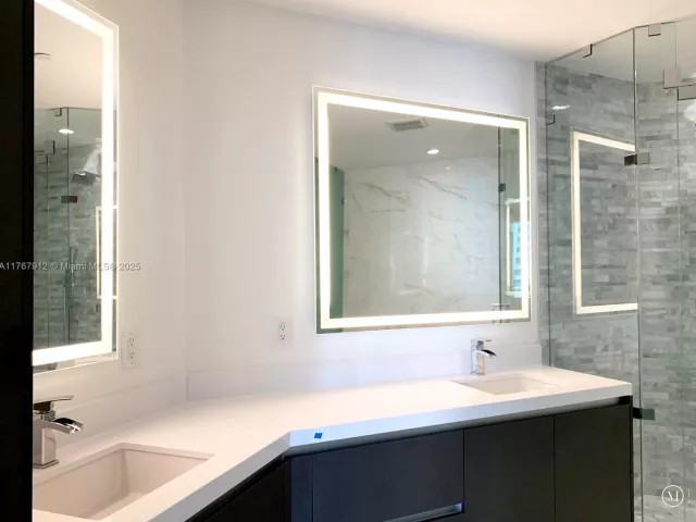 2-bedroom condo for sale in Miami - 851 NE 1st Ave 3905 - MondialRealty