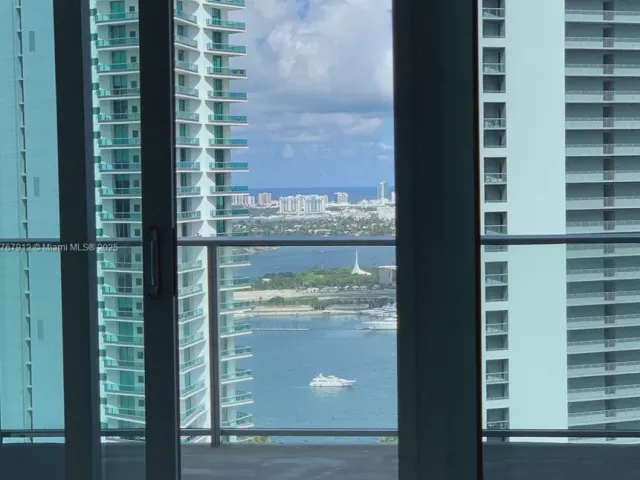2-bedroom condo for sale in Miami - 851 NE 1st Ave 3905 - MondialRealty