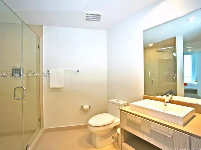 2-bedroom condo for sale in Hollywood - 4111 S Ocean Dr LPH6 - MondialRealty