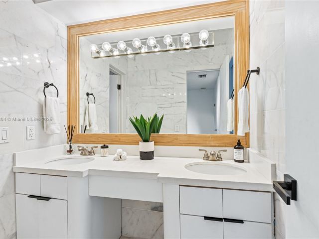 Home for sale at 1061 NW North River Dr - photo 5851597