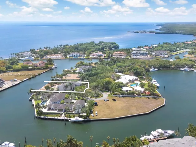 5-bedroom home for sale in Coral Gables - 30 Leucadendra Dr - MondialRealty