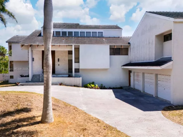 5-bedroom home for sale in Coral Gables - 30 Leucadendra Dr - MondialRealty