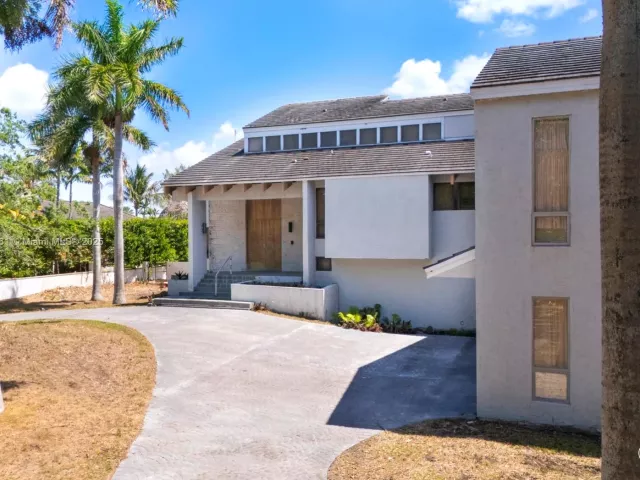 5-bedroom home for sale in Coral Gables - 30 Leucadendra Dr - MondialRealty