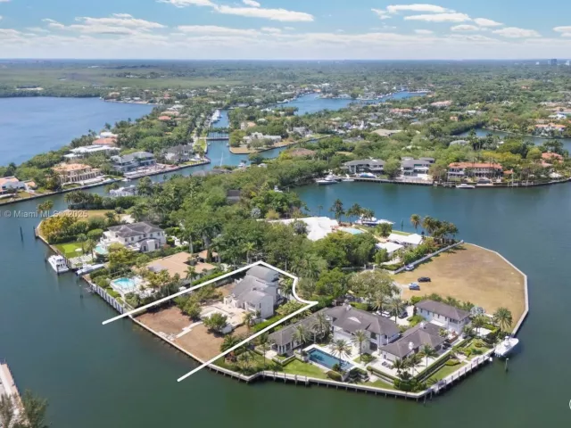 5-bedroom home for sale in Coral Gables - 30 Leucadendra Dr - MondialRealty