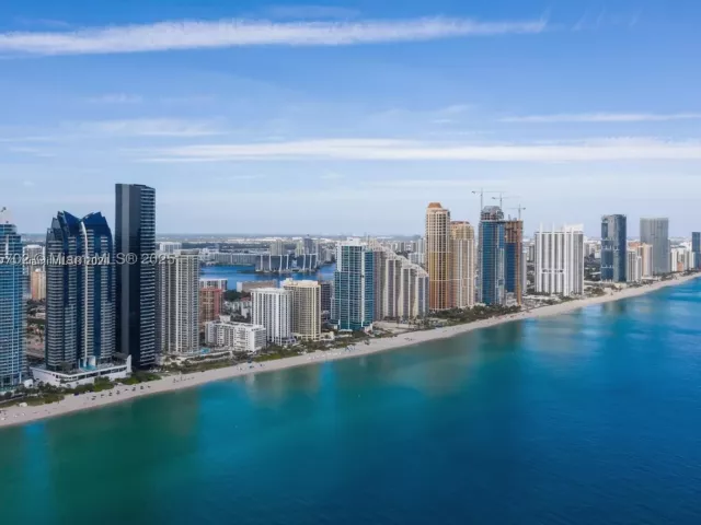 1-bedroom condo for sale in Sunny Isles Beach - 17121 Collins Ave 1703 - MondialRealty