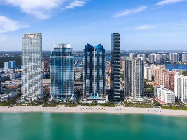 1-bedroom condo for sale in Sunny Isles Beach - 17121 Collins Ave 1703 - MondialRealty