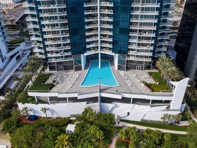 1-bedroom condo for sale in Sunny Isles Beach - 17121 Collins Ave 1703 - MondialRealty