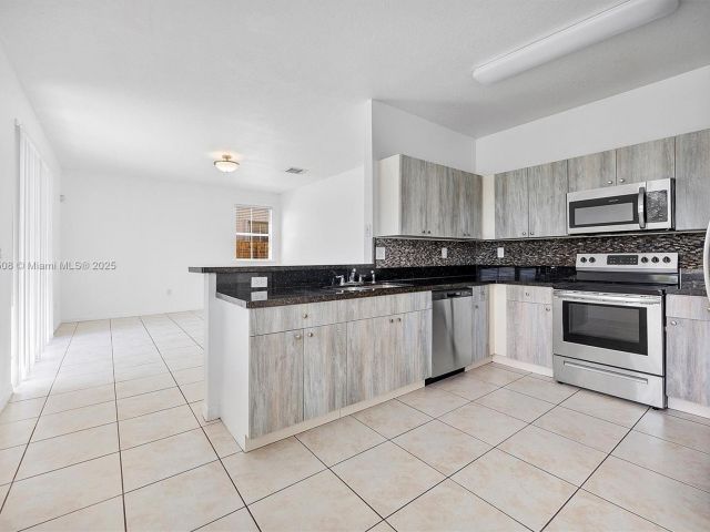 Home for rent at 6161 SW 157th Pl - photo 5974449