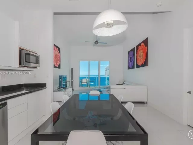 1-bedroom condo for rent in Miami Beach - 2301 Collins Ave 1624 - MondialRealty