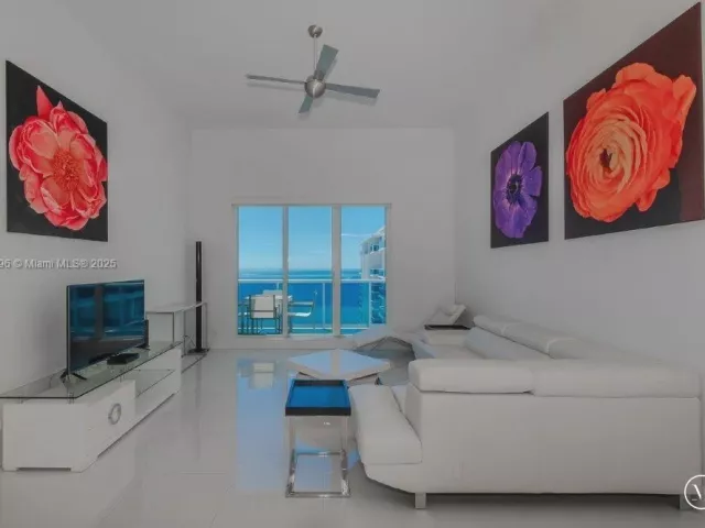 1-bedroom condo for rent in Miami Beach - 2301 Collins Ave 1624 - MondialRealty