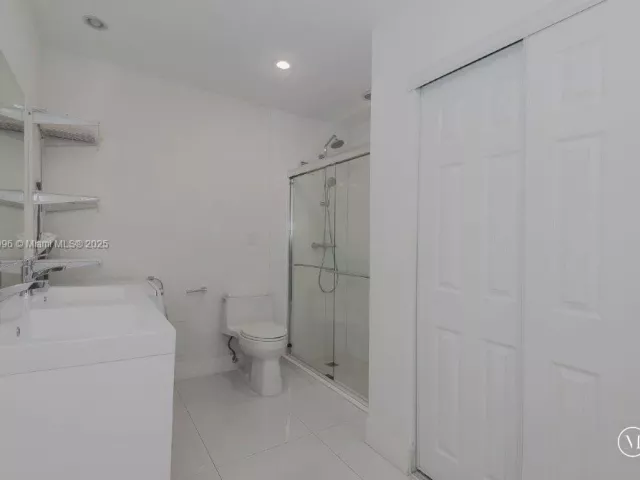 1-bedroom condo for rent in Miami Beach - 2301 Collins Ave 1624 - MondialRealty