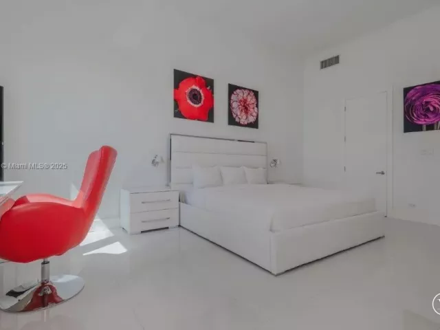 1-bedroom condo for rent in Miami Beach - 2301 Collins Ave 1624 - MondialRealty