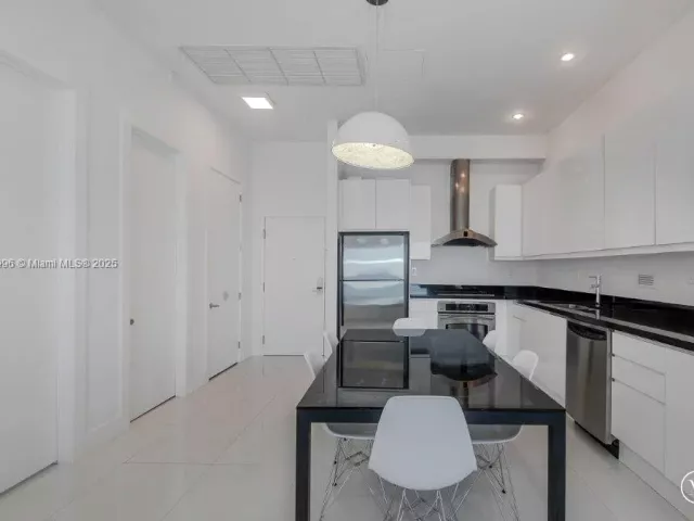 1-bedroom condo for rent in Miami Beach - 2301 Collins Ave 1624 - MondialRealty